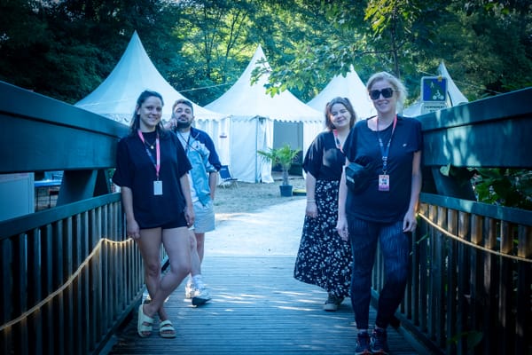 Tu fais quoi de l'autre côté du ruisseau ?